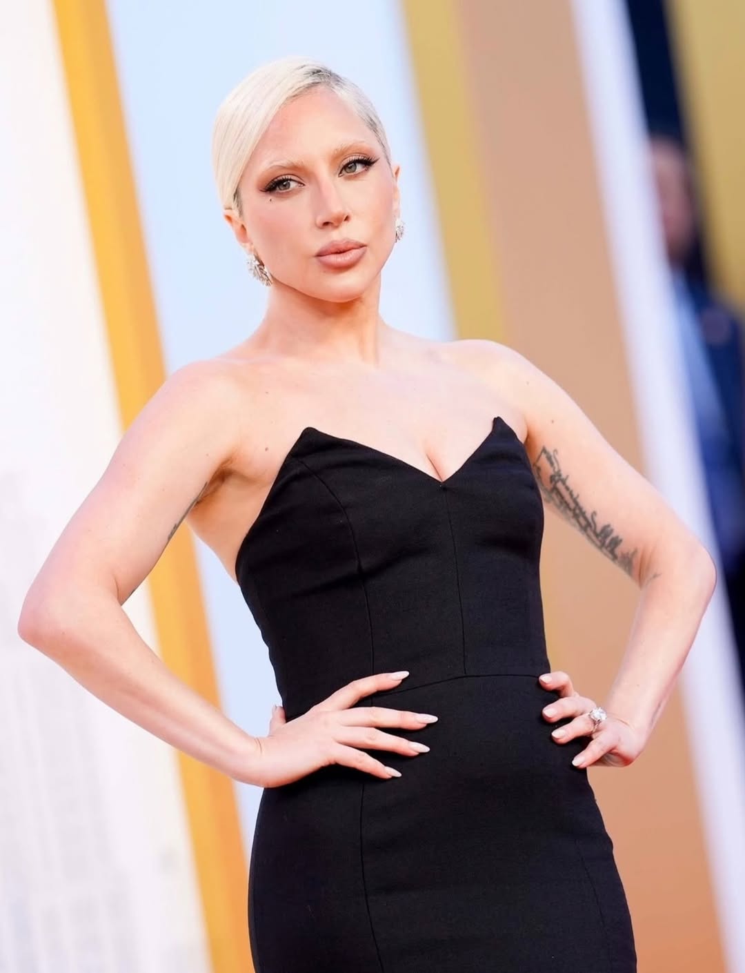 رسمات المكياج البني مع الظلال المشمشية