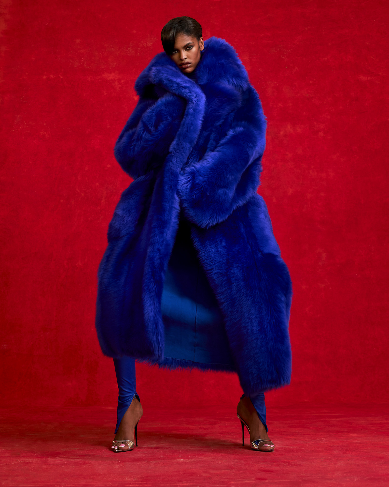 موضة المعاطف النيلية مع الفرو