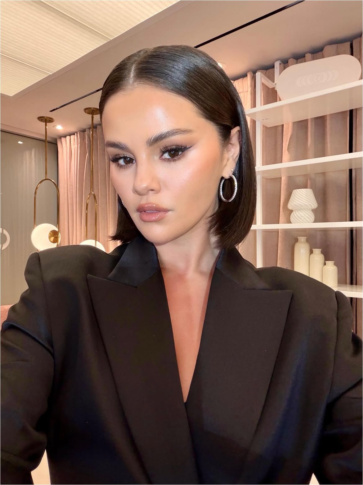 إطلالة Selena Gomez بخطوط الايلاينر الرفيعة