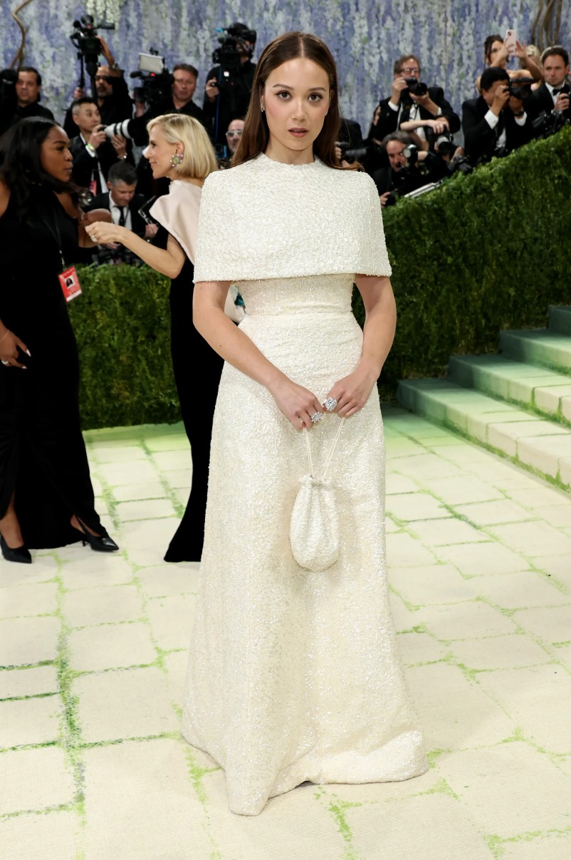 Laufey‏ بفستان من ‏Tory Burch