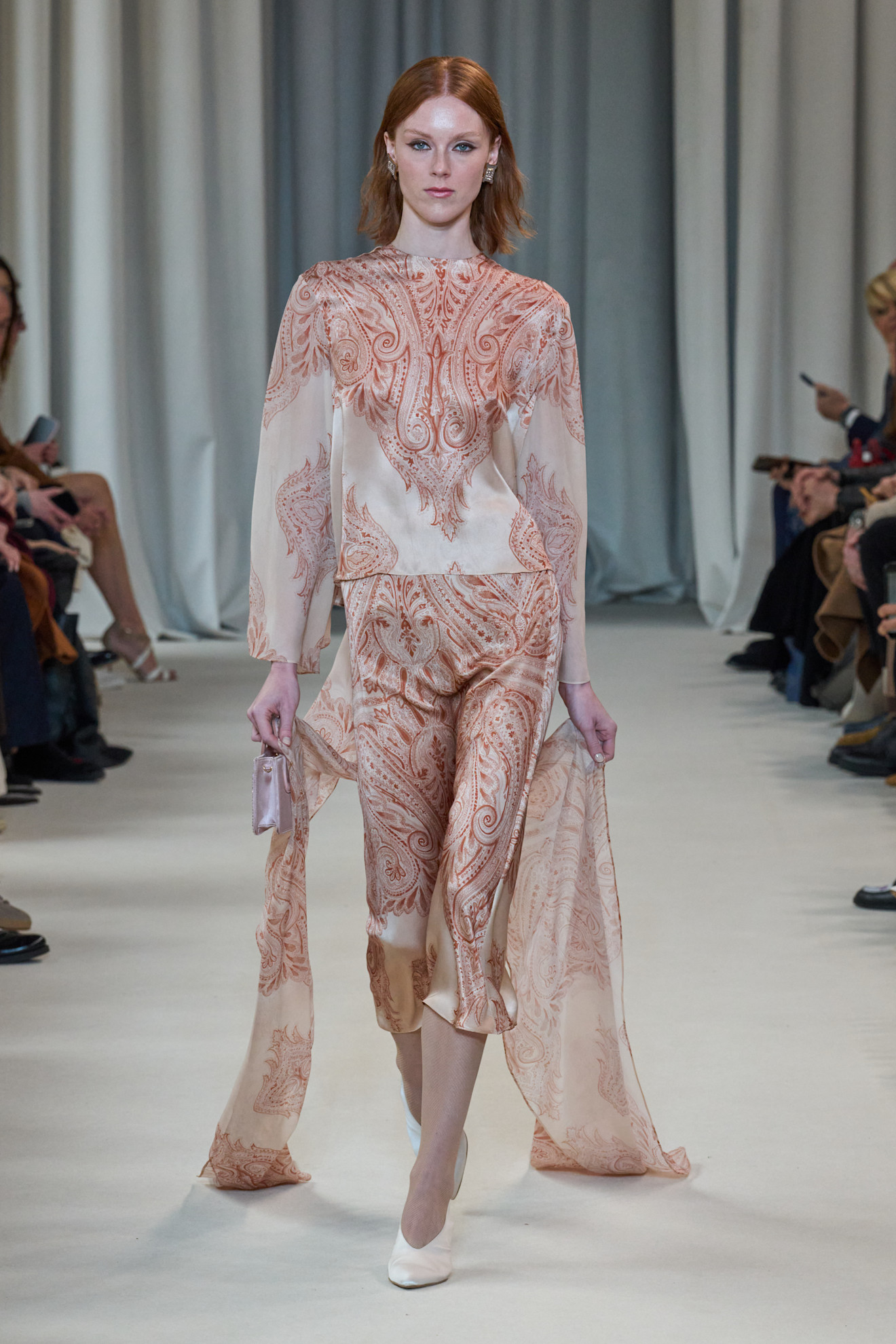 موضة التوب المنقوشة مع الزخرفات