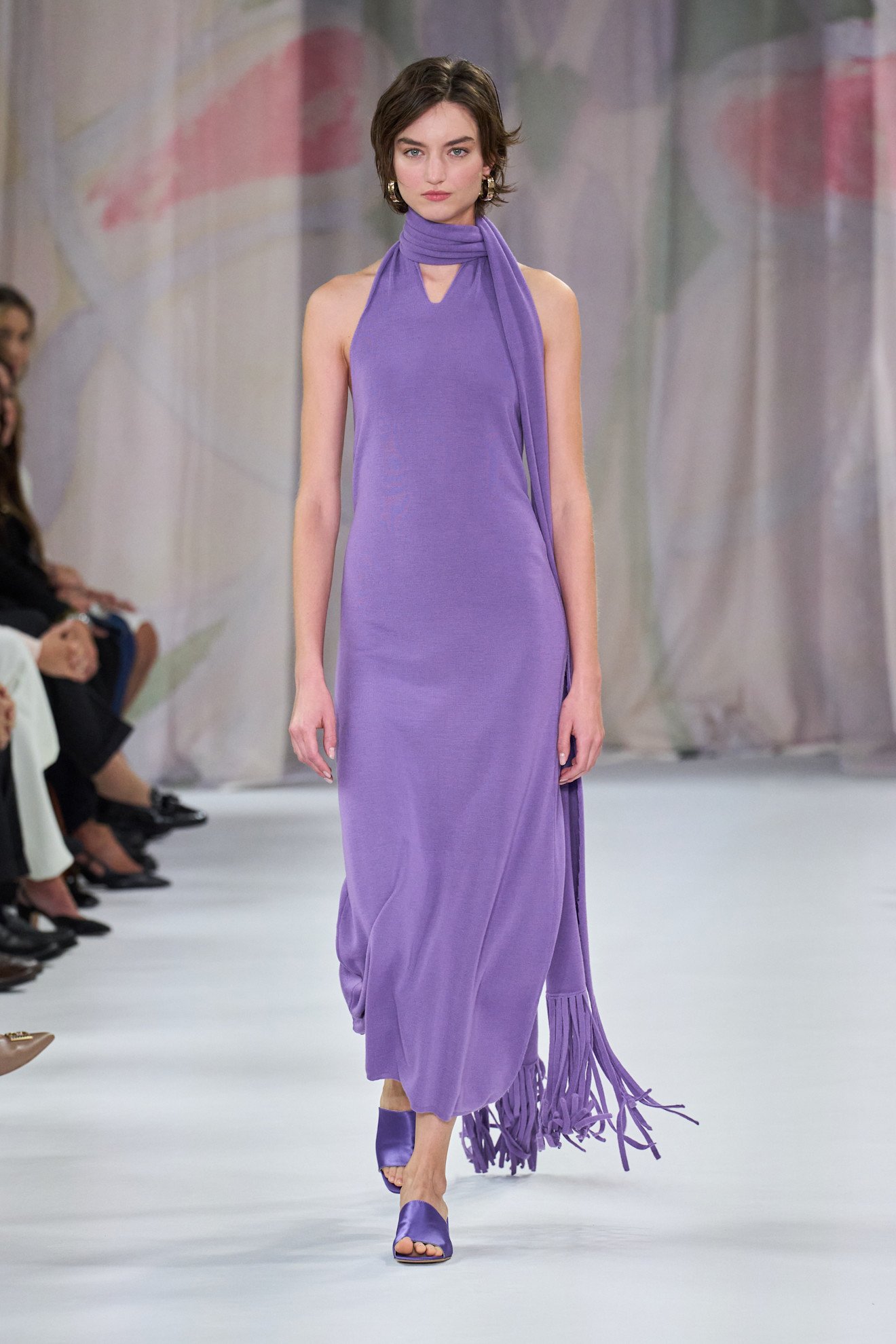 موضة الفساتين البنفسجية مع الياقة العالية