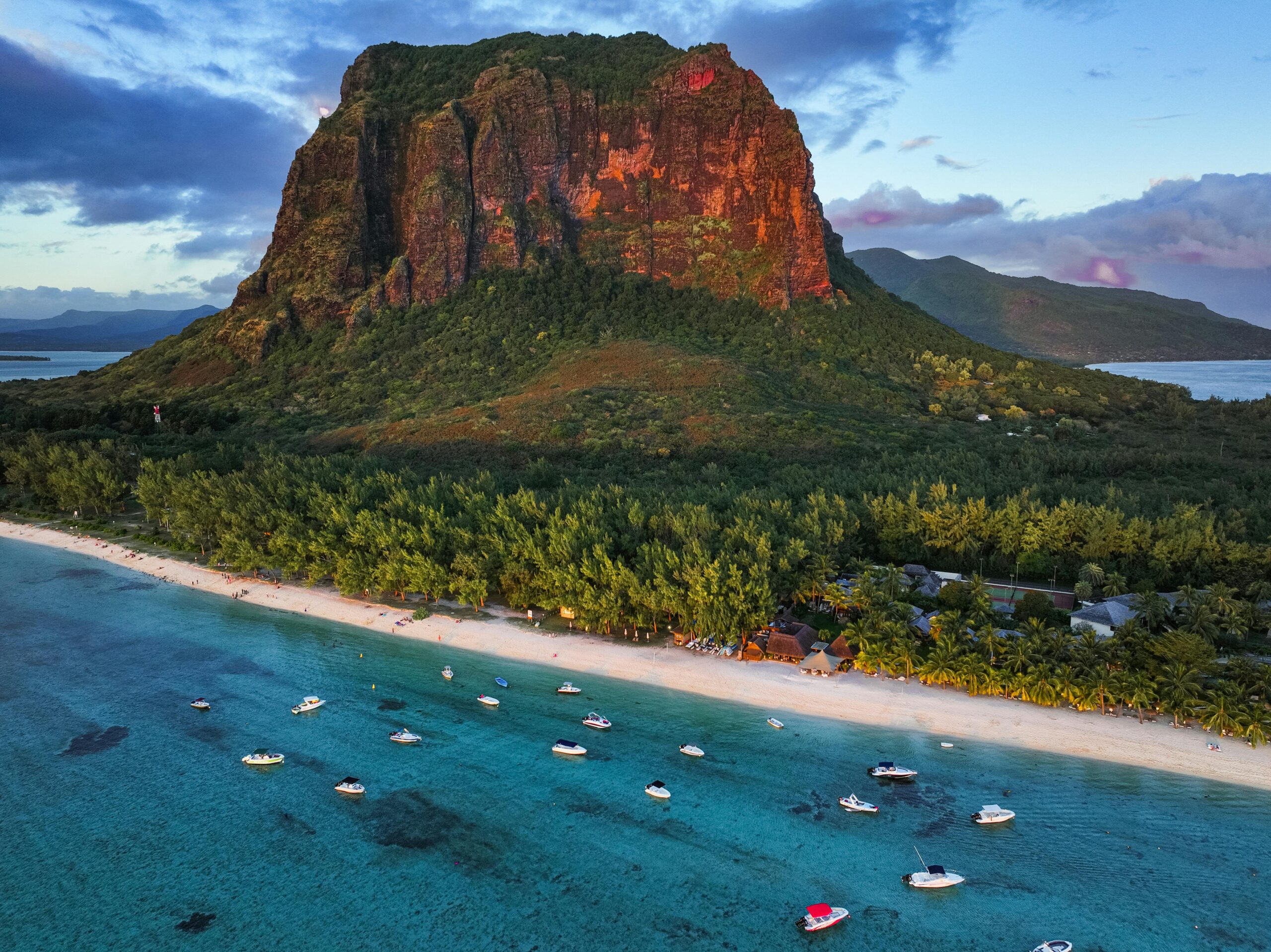 Le Morne Brabant يعتبر أيضًا موقعًا طبيعيًا محميًا يتميز بجماله الأخاذ وأهميته التاريخية.jpg