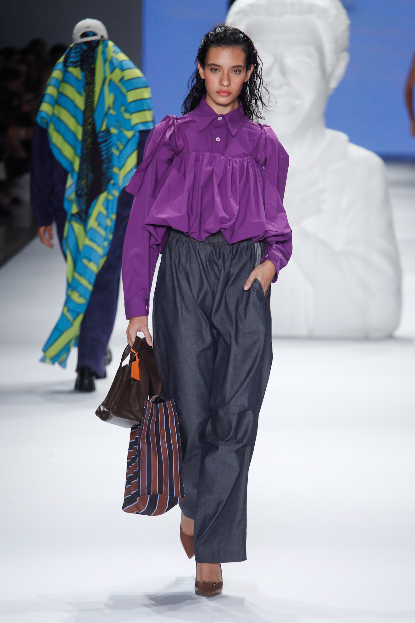 موضة القميص الحريري والبنفسجي