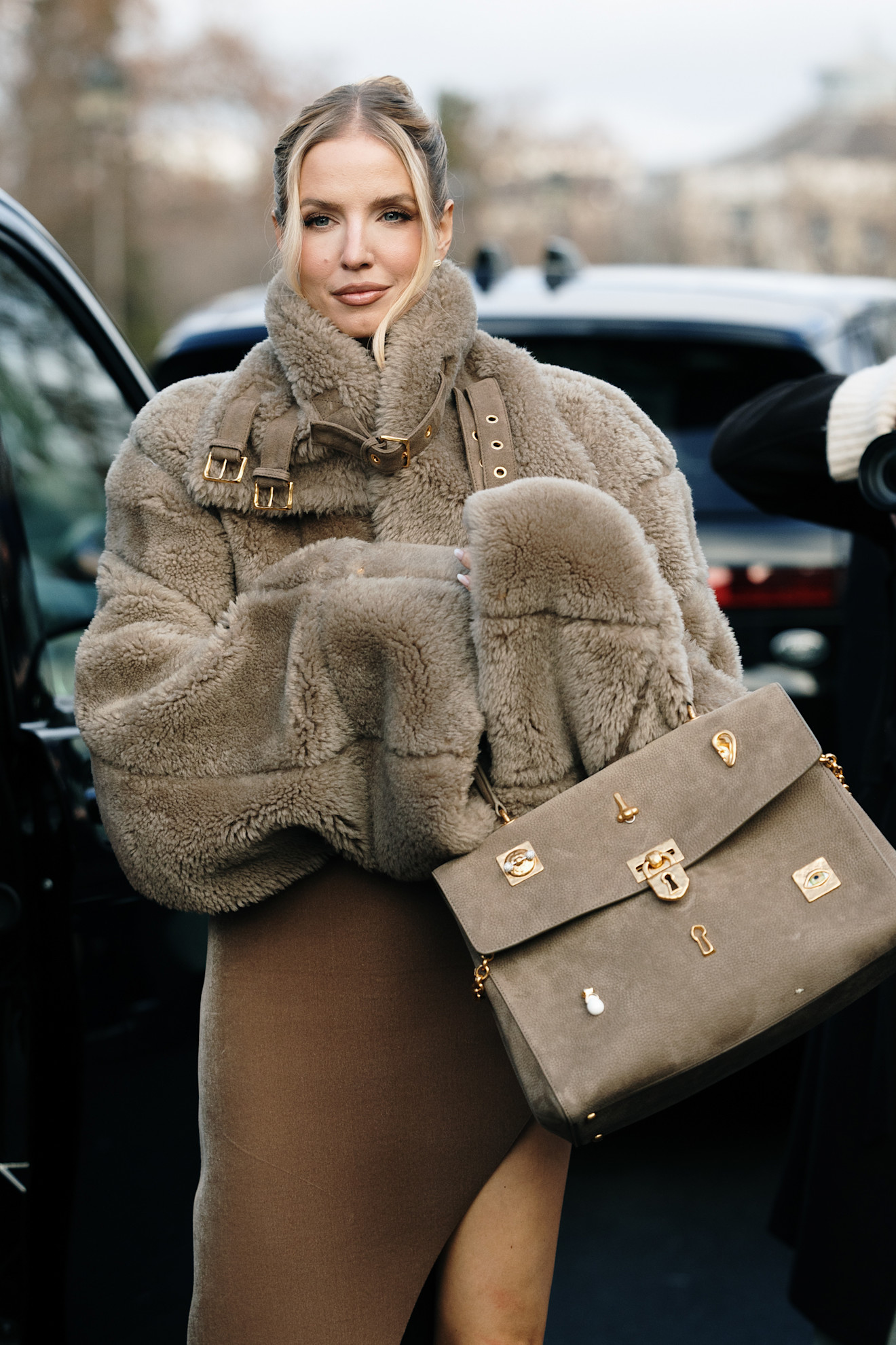 اطلالة Leonie Hanne برسمات المكياج البرونزي