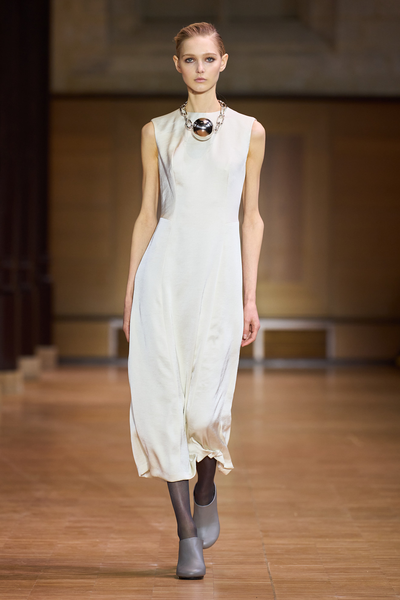 Leroy تنسيق اللون الأبيض بأسلوب ناعم وبسيط من