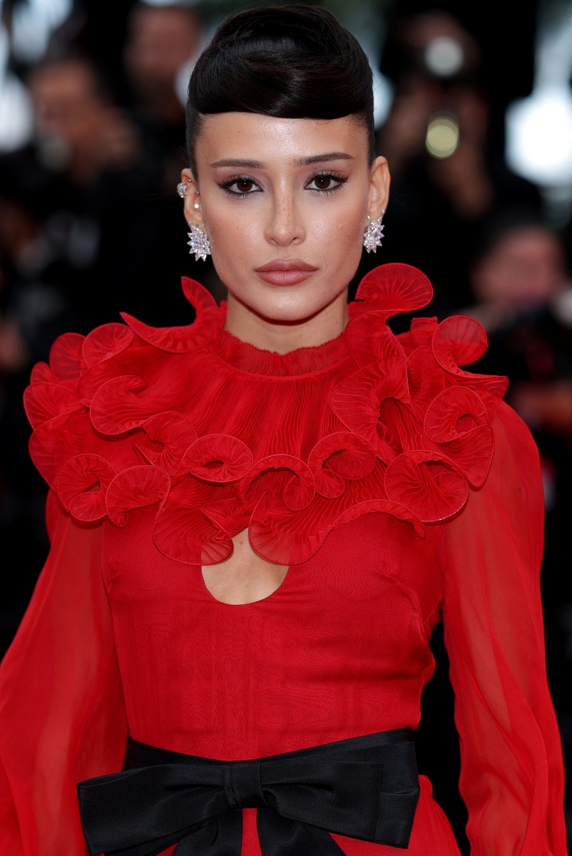 اطلالة Livia Nunes Marques بخطوط اللون الأسود