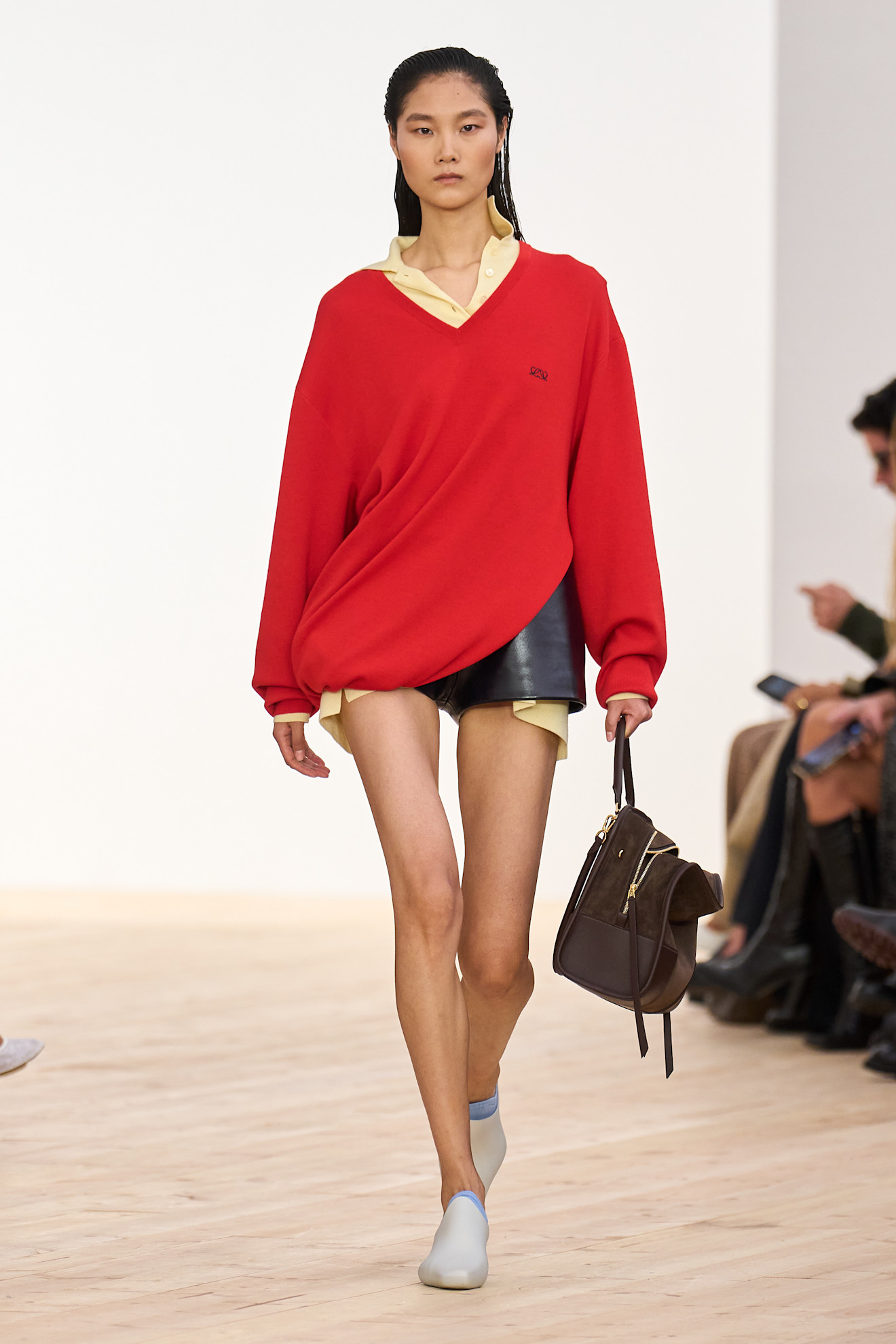 Loeweألوان تليق بإطلالة الأحمر الفراولة من
