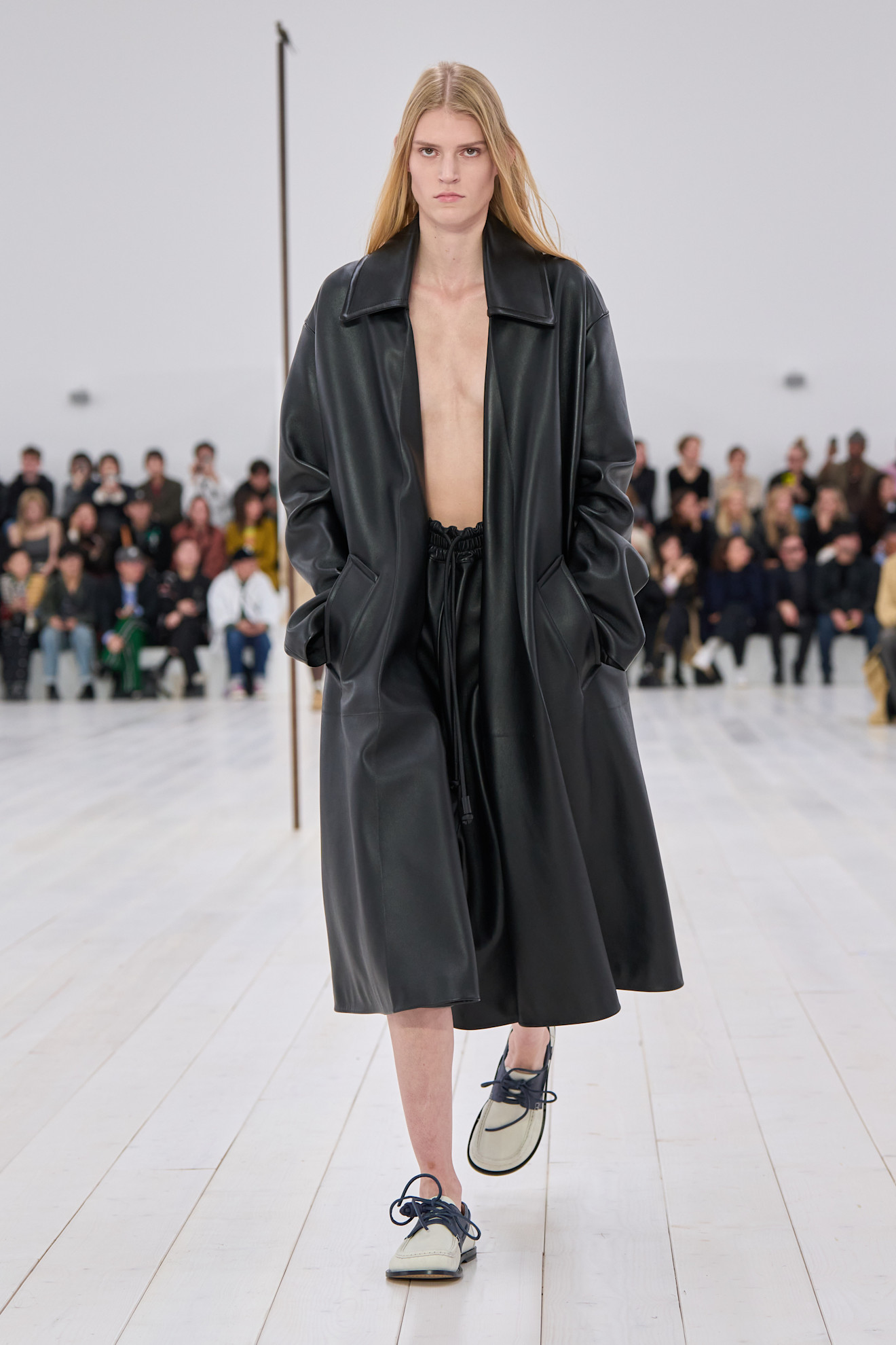 Loeweارتداء الشورت الطويل الفضفاض