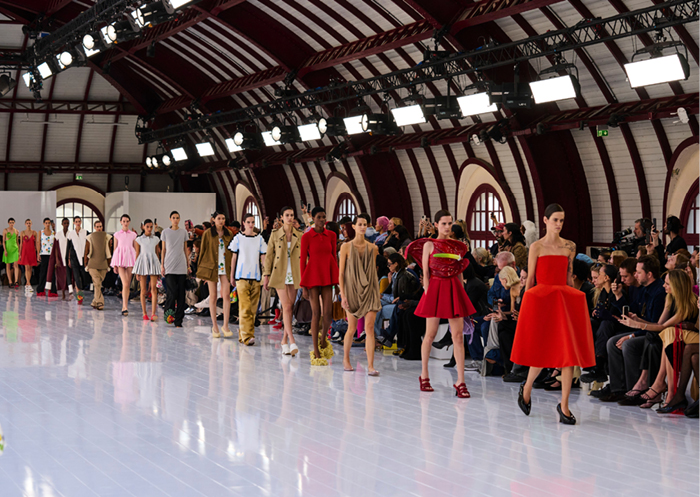 من مجموعة "لويفي" Loewe ربيع وصيف ٢٠٢٣ للملابس الجاهزة