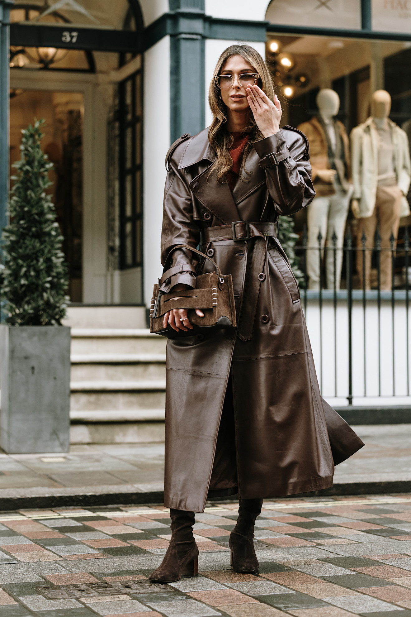 تنسيق شبابي أنيق في ترانكشوت من الجلد البني