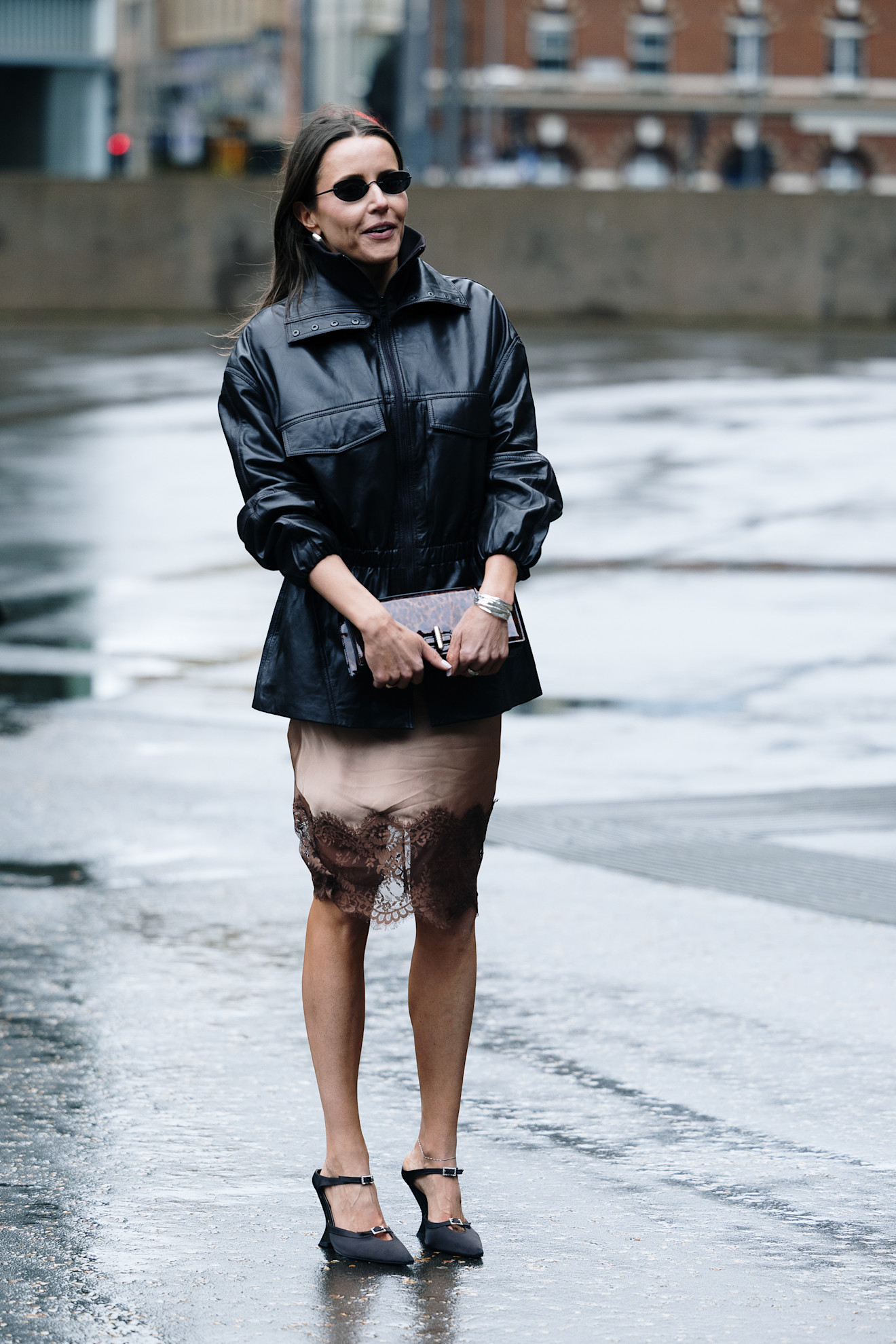 مزج مبتكر بين الكلاسيكية والعصرية، التنورة الساتان المزينة بالدانتيل مع السترة الجلدية العصرية تمنح الإطلالة أناقة جريئة لا تقاوم.