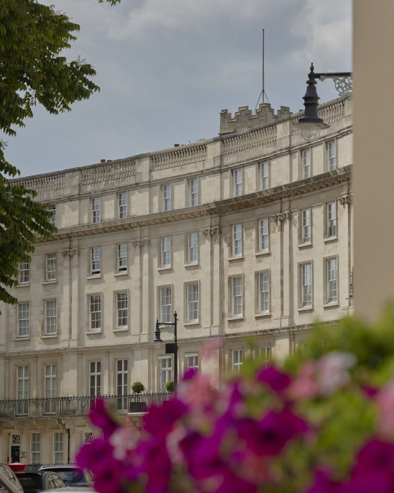 لندن: حكاية حب أرستقراطية في "ذا بيننسولا"