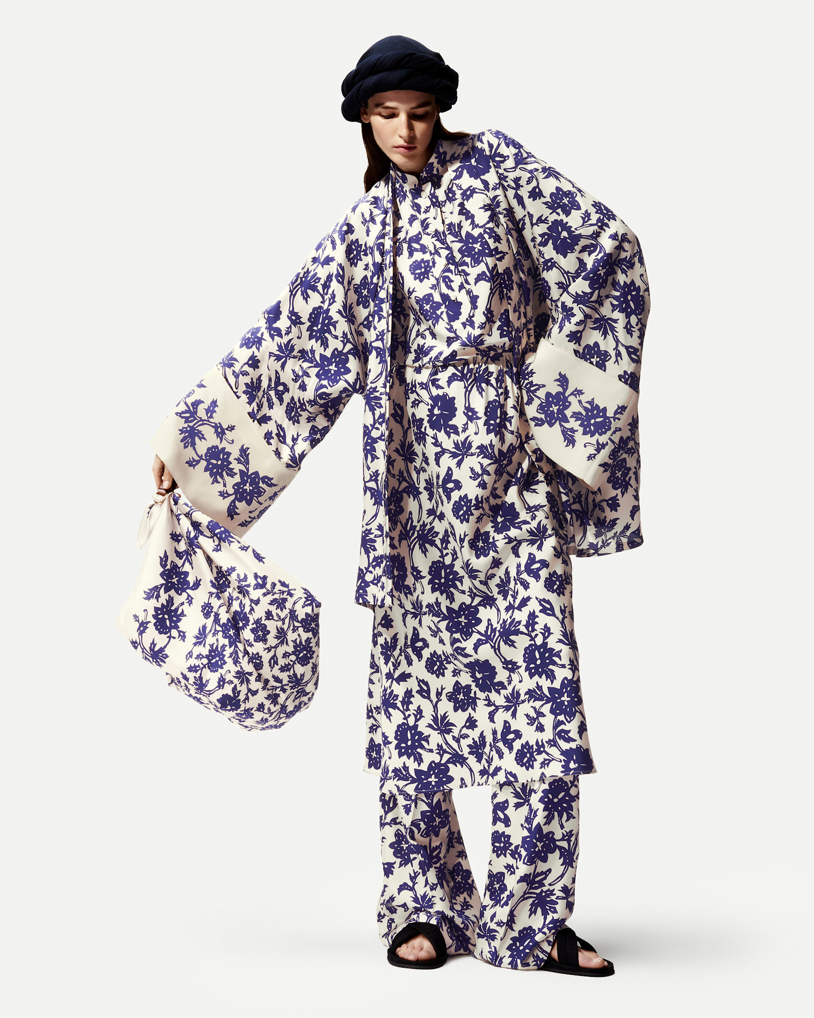 Loro Piana تنسيق جريء للنقشات الوردية من