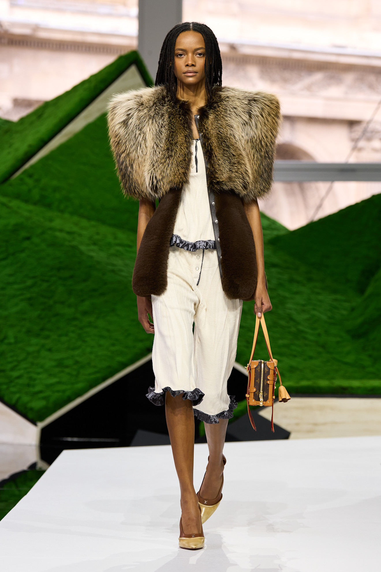Louis Vuitton أضيفي الفرو للبلايزر من