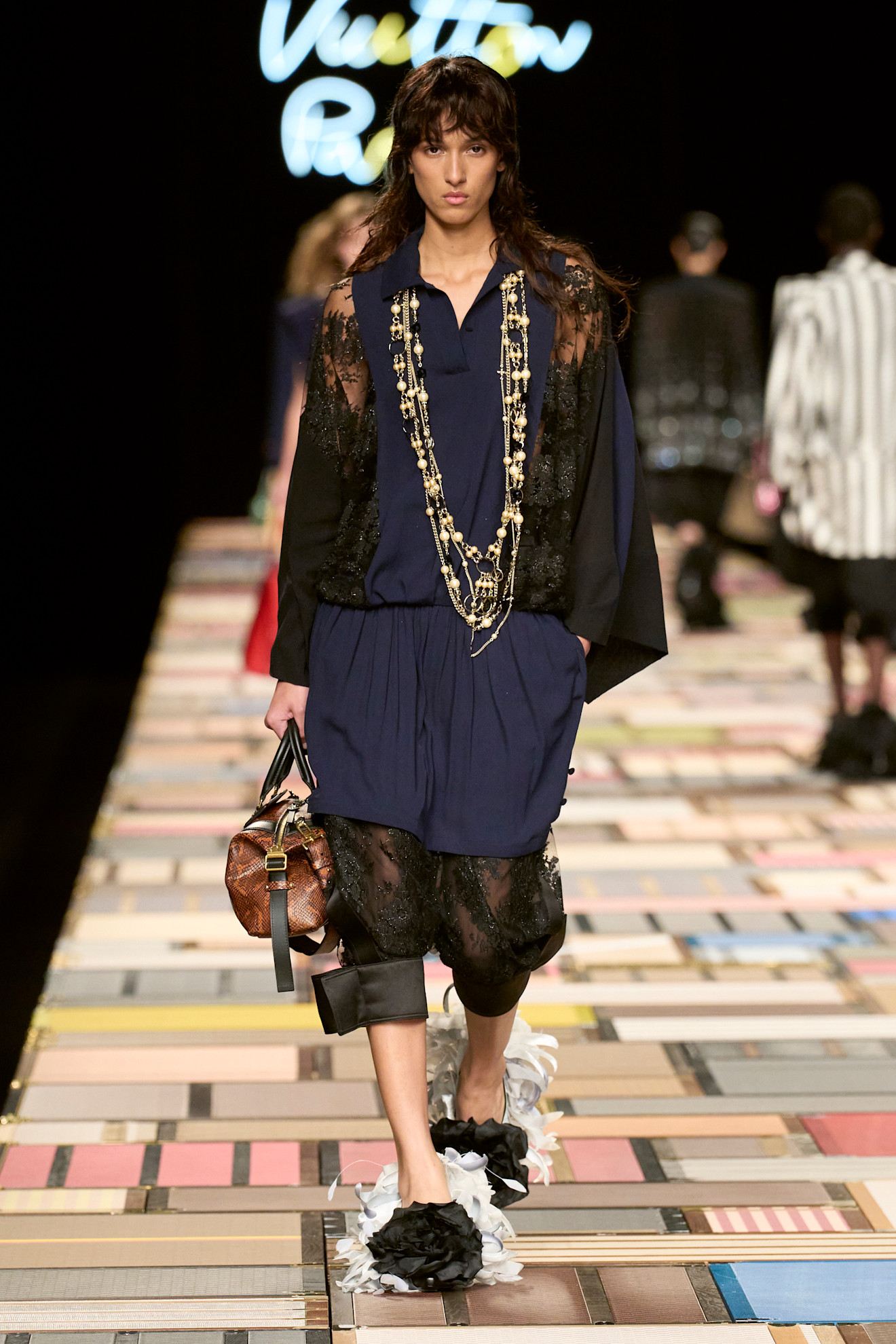 Louis Vuitton إطلالة تجمع بين اللونين الكحلي والأسود من
