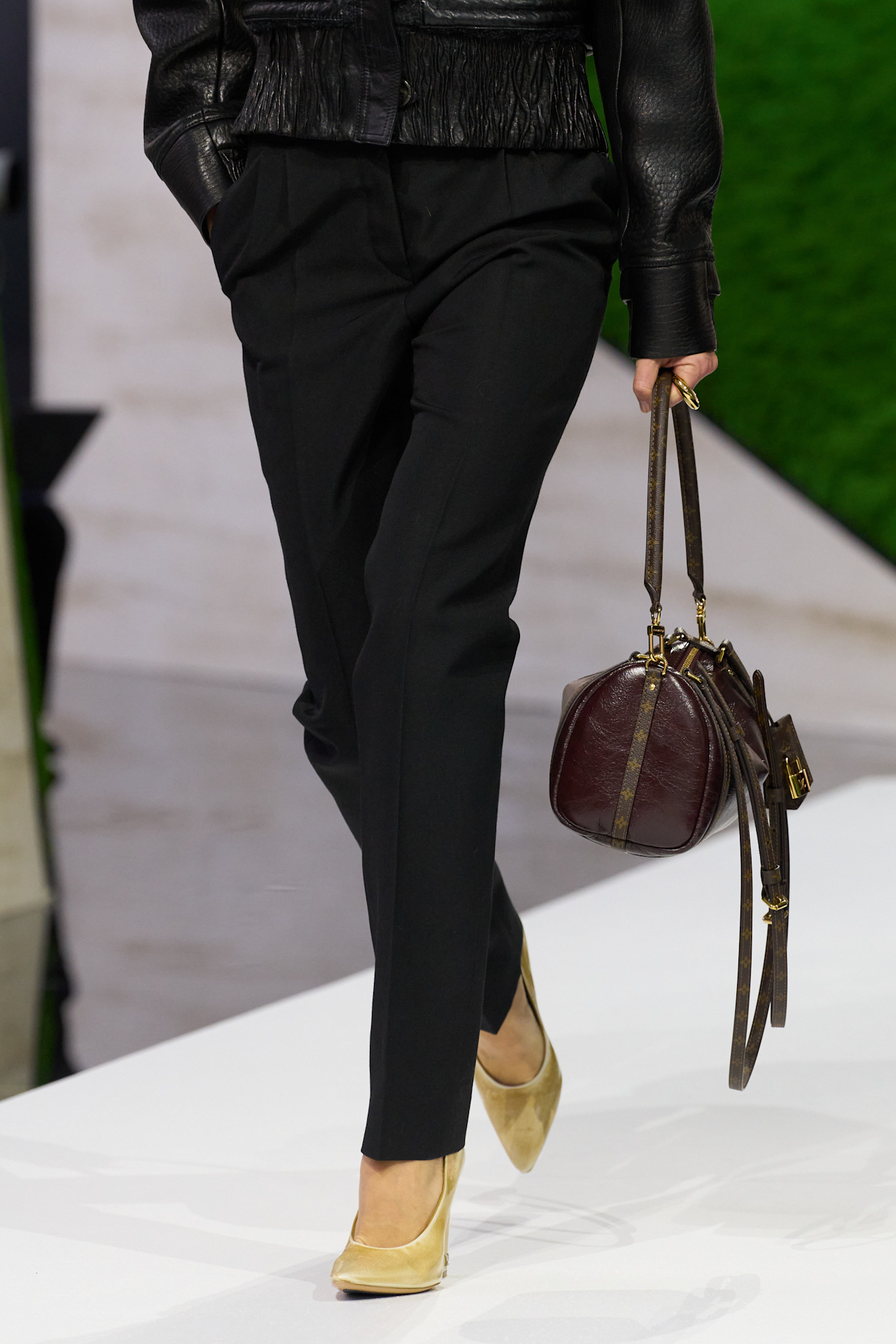 Louis Vuitton يمكنك هذا الخريف الابتعاد عن تنسيق الحقيبة والحذاء بنفس اللون
