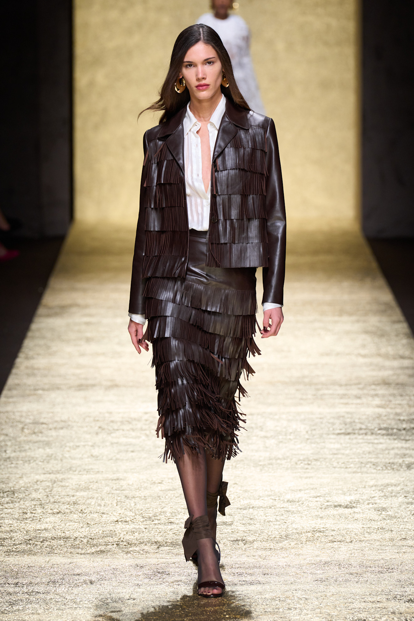 موضة الشراريب الهندسية مع التنورة المستقيمة