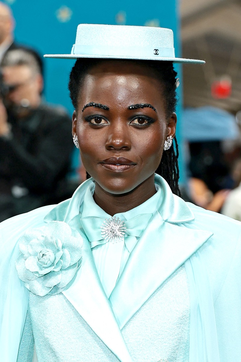 اطلالة Lupita Nyong'o بصيحة الحواجب البراقة
