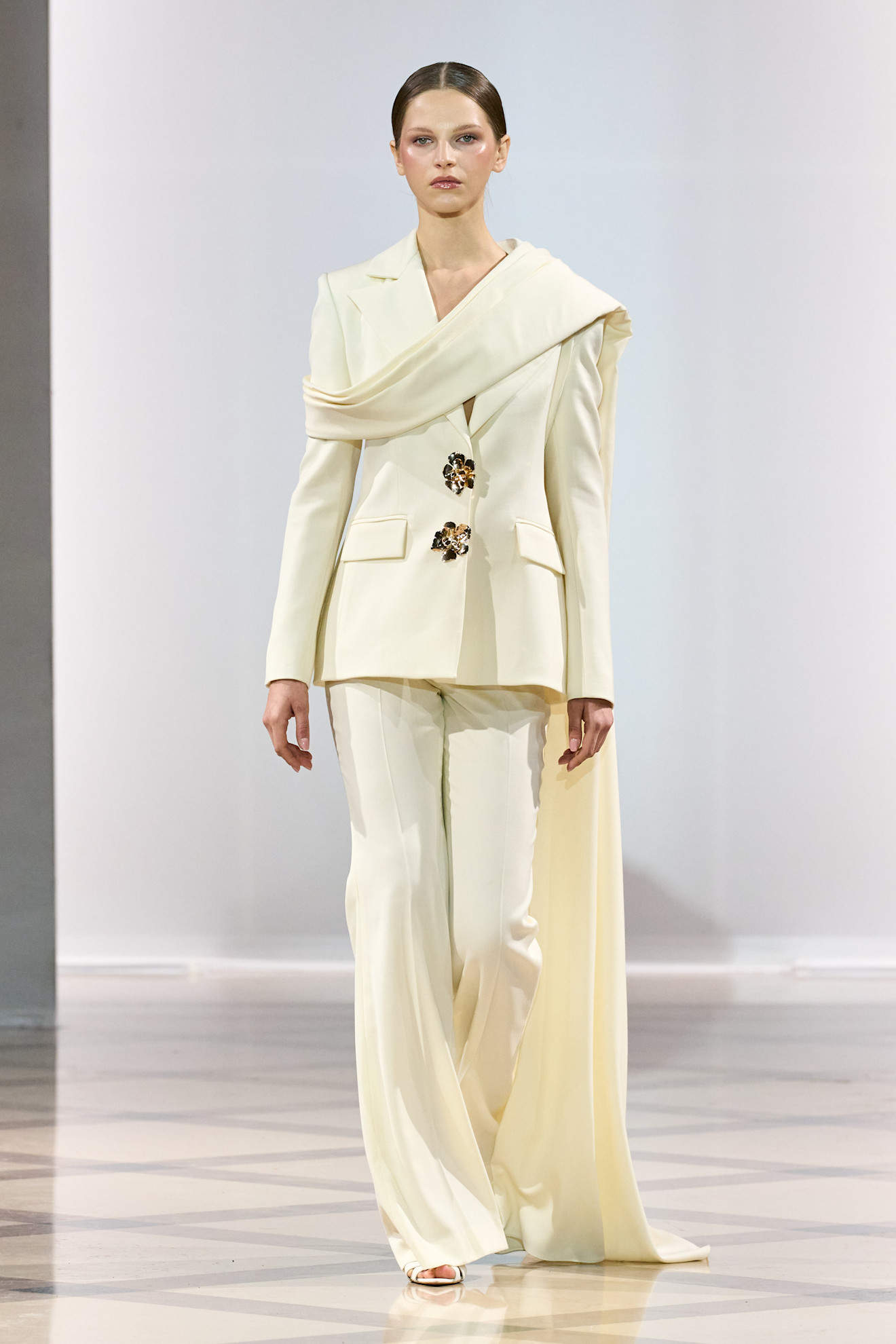 موضة جاكيتات البيج بقصة كلاسيكية