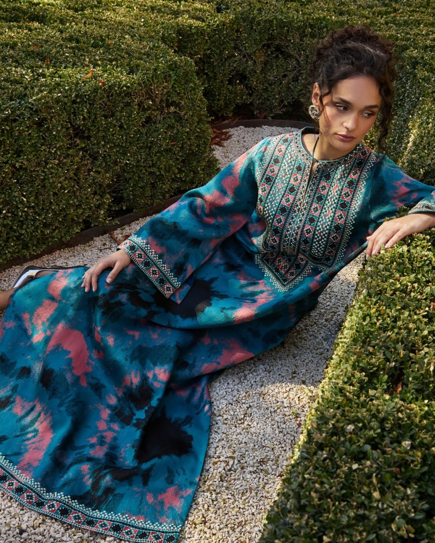 MIRA Y MANOالقفاطين العصرية من