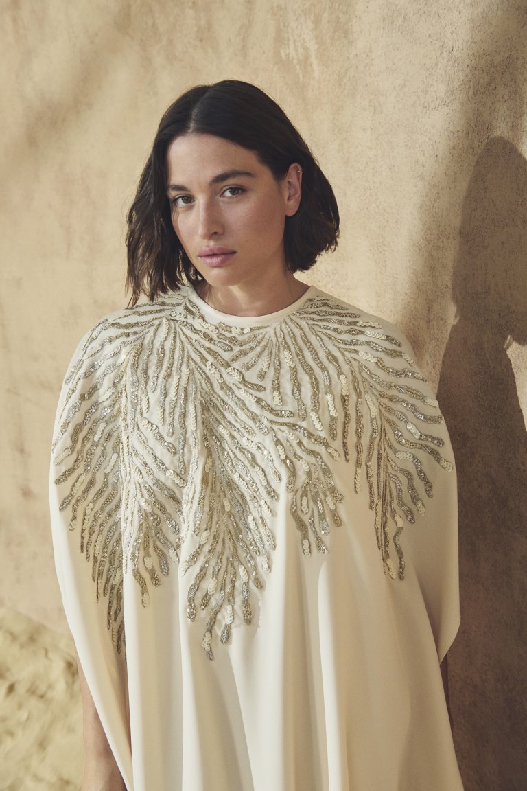 Marina Rinaldi تكشف عن تشكيلة مصغّرة بعنوان Echoes of the Dunes بالتعاون مع Tony Ward