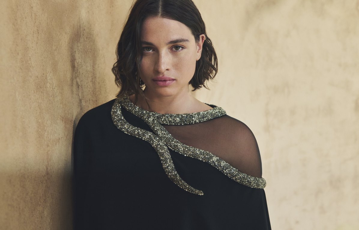 Marina Rinaldi تكشف عن تشكيلة مصغّرة بعنوان Echoes of the Dunes بالتعاون مع Tony Ward