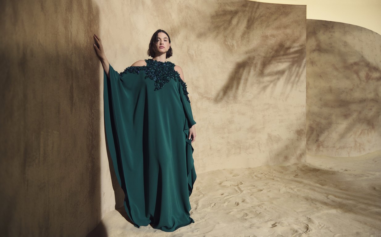 Marina Rinaldi تكشف عن تشكيلة مصغّرة بعنوان Echoes of the Dunes بالتعاون مع Tony Ward