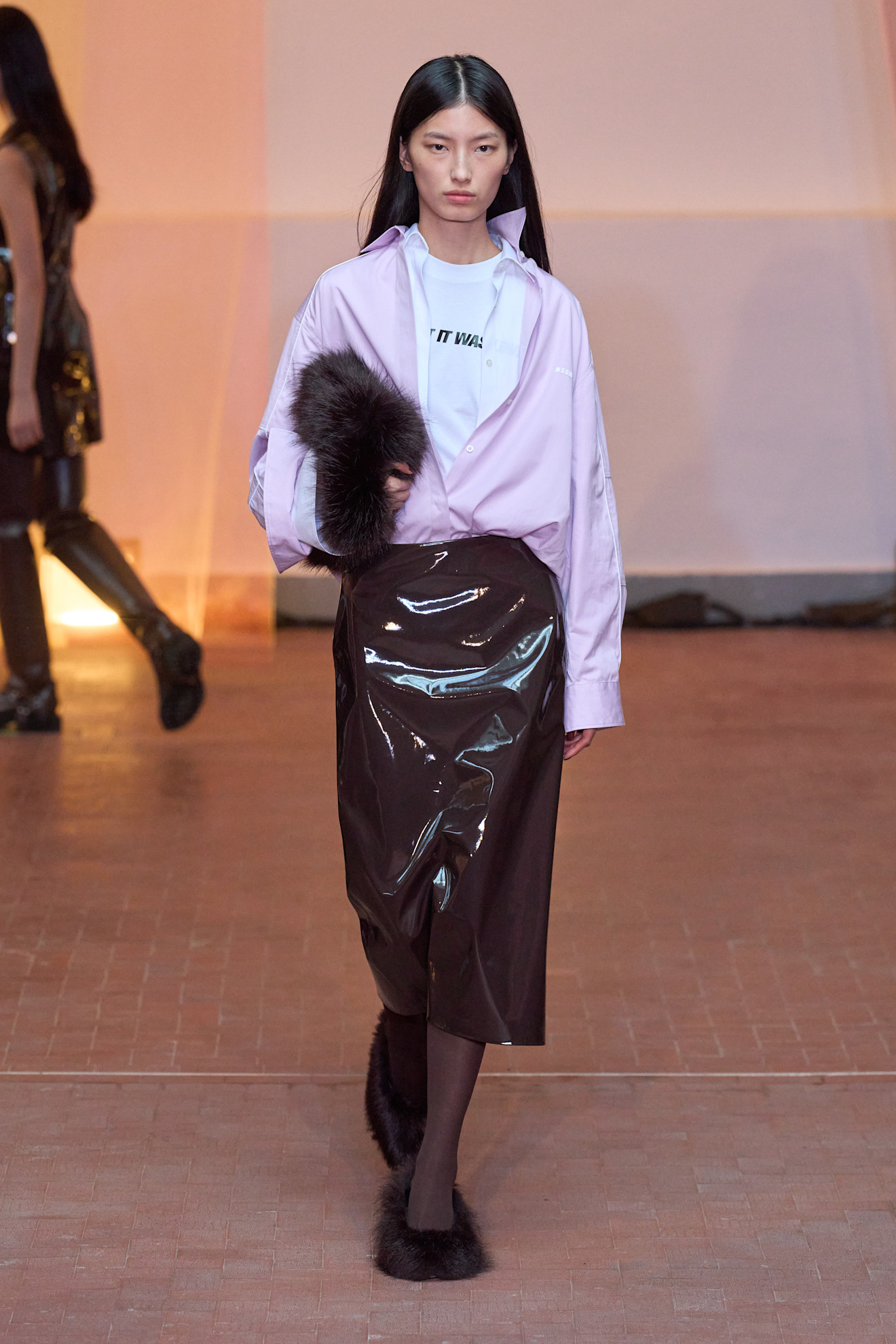 MSGM تنسيق التيشرت مع القميص من