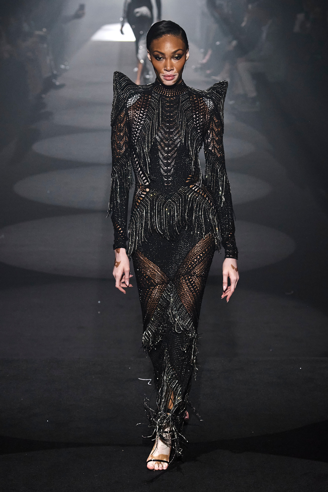من عرض Julien Macdonald