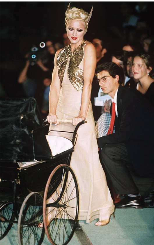 "مادونا" في عرض "جان بول غوتييه" Jean Paul Gaultier في عام 1994