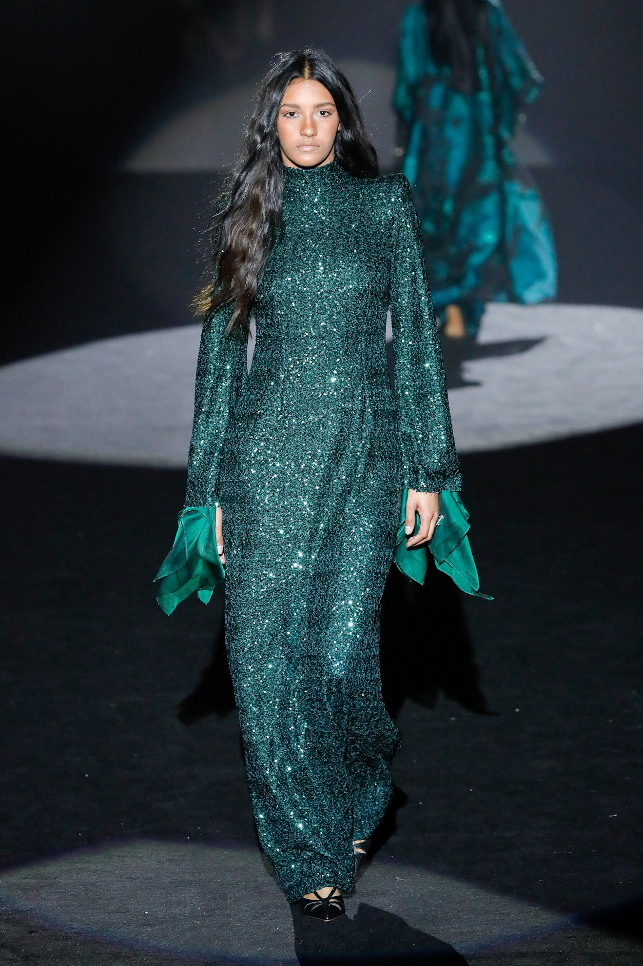 موضة الفساتين الخضراء الداكنة مع الخرز