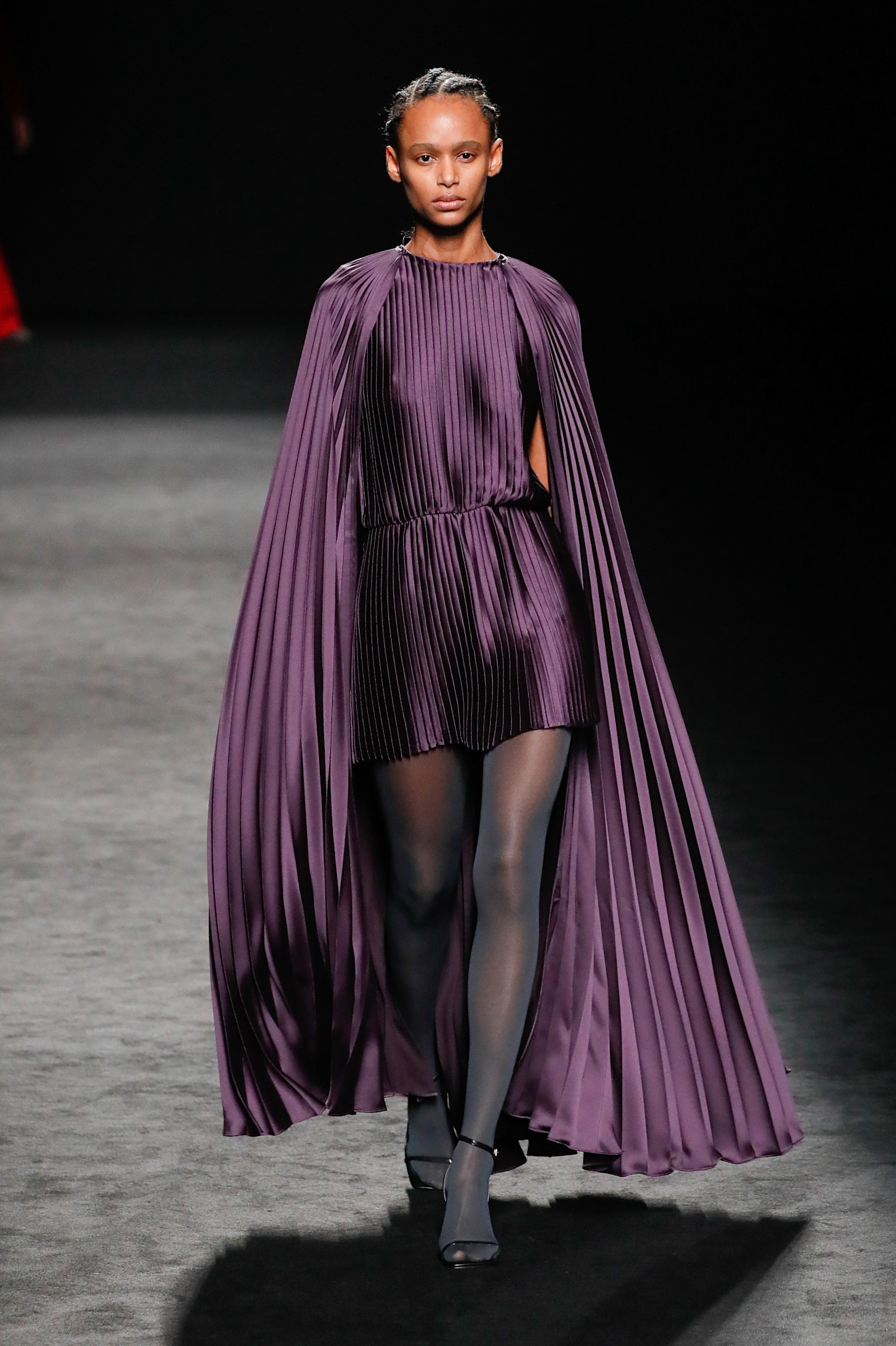 فساتين بنفسجية داكنة مع أقمشة البليسيه