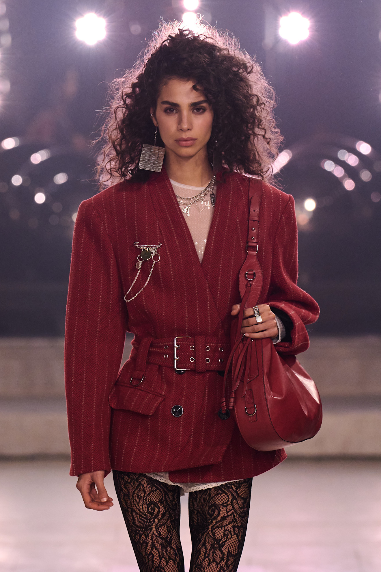 إطلالاتك اليومية بحاجة إلى عنصر جريء بأسلوب Isabel Marant البوهيمي