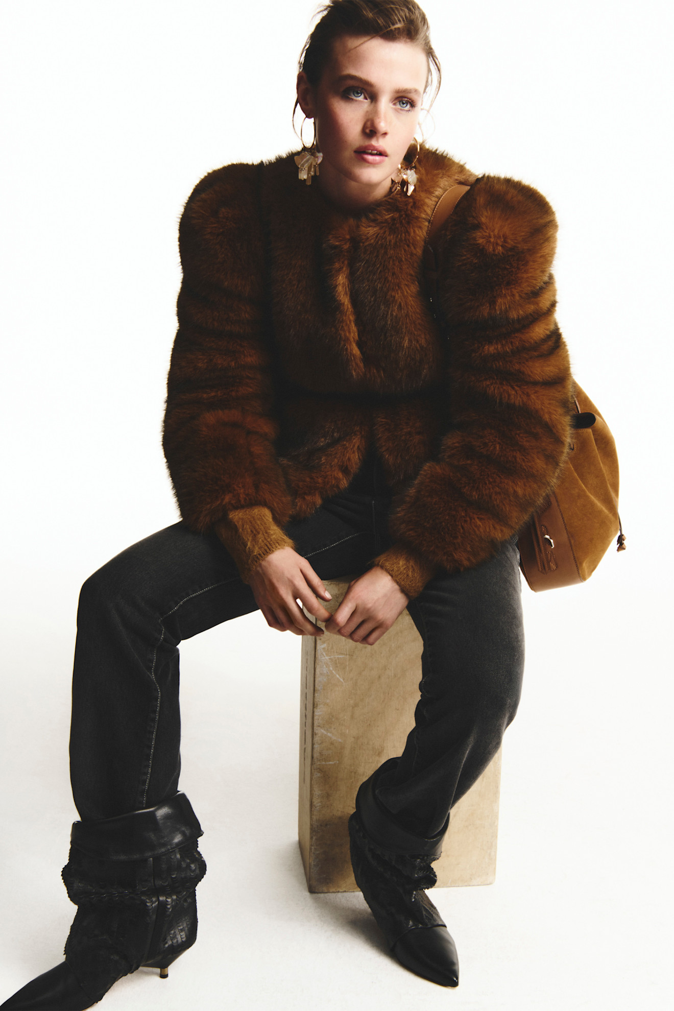 Marantأقمشة متنوعة في إطلالة واحدة من