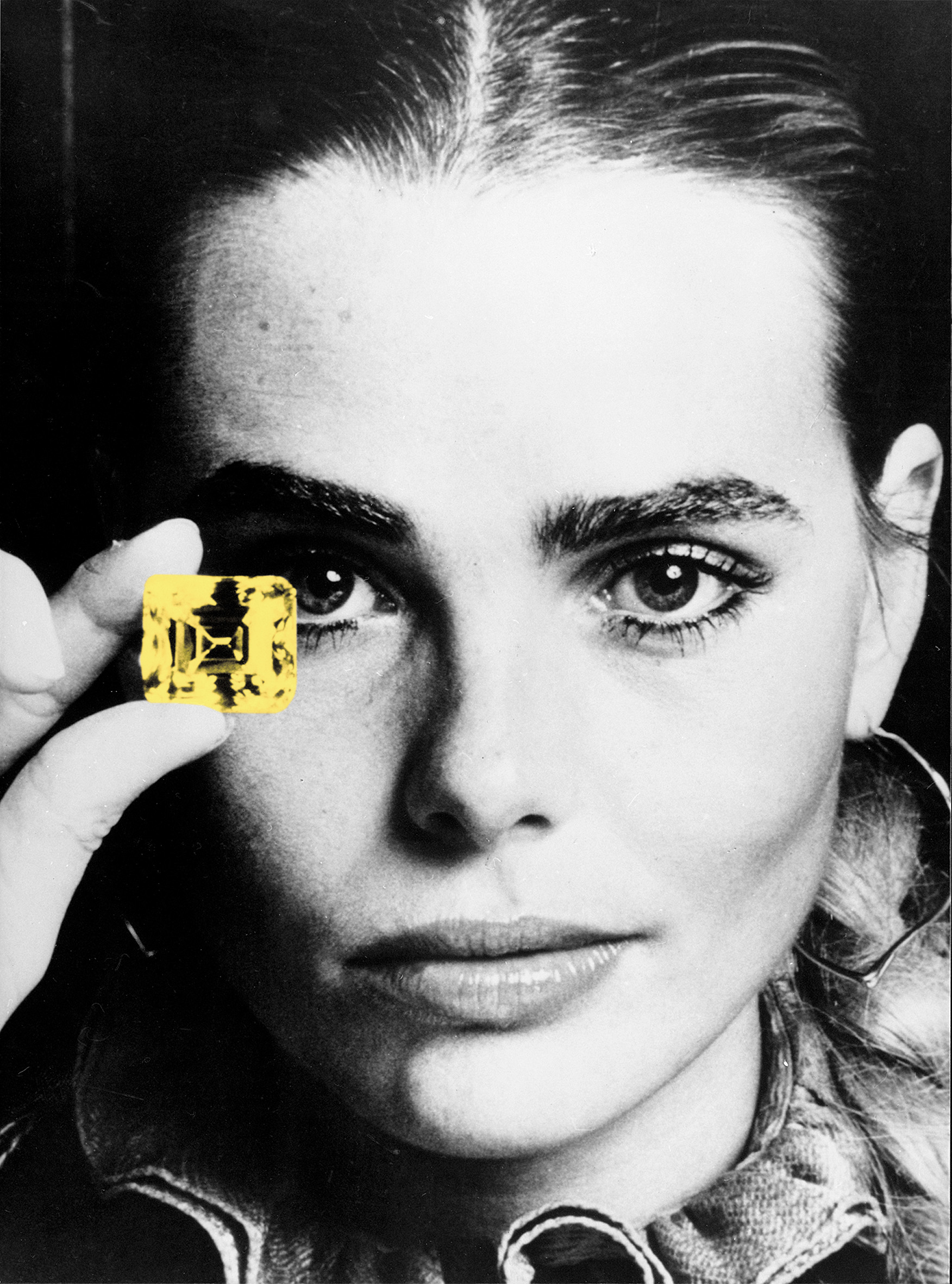 عارضة الأزياء والممثلة مارغو همنغواي (Margaux Hemingway) تتألق بمجوهرات «سولي دور» (Soleil d’Or) عام 1977. © آلان دوجان – سيغما عبر Getty Images.