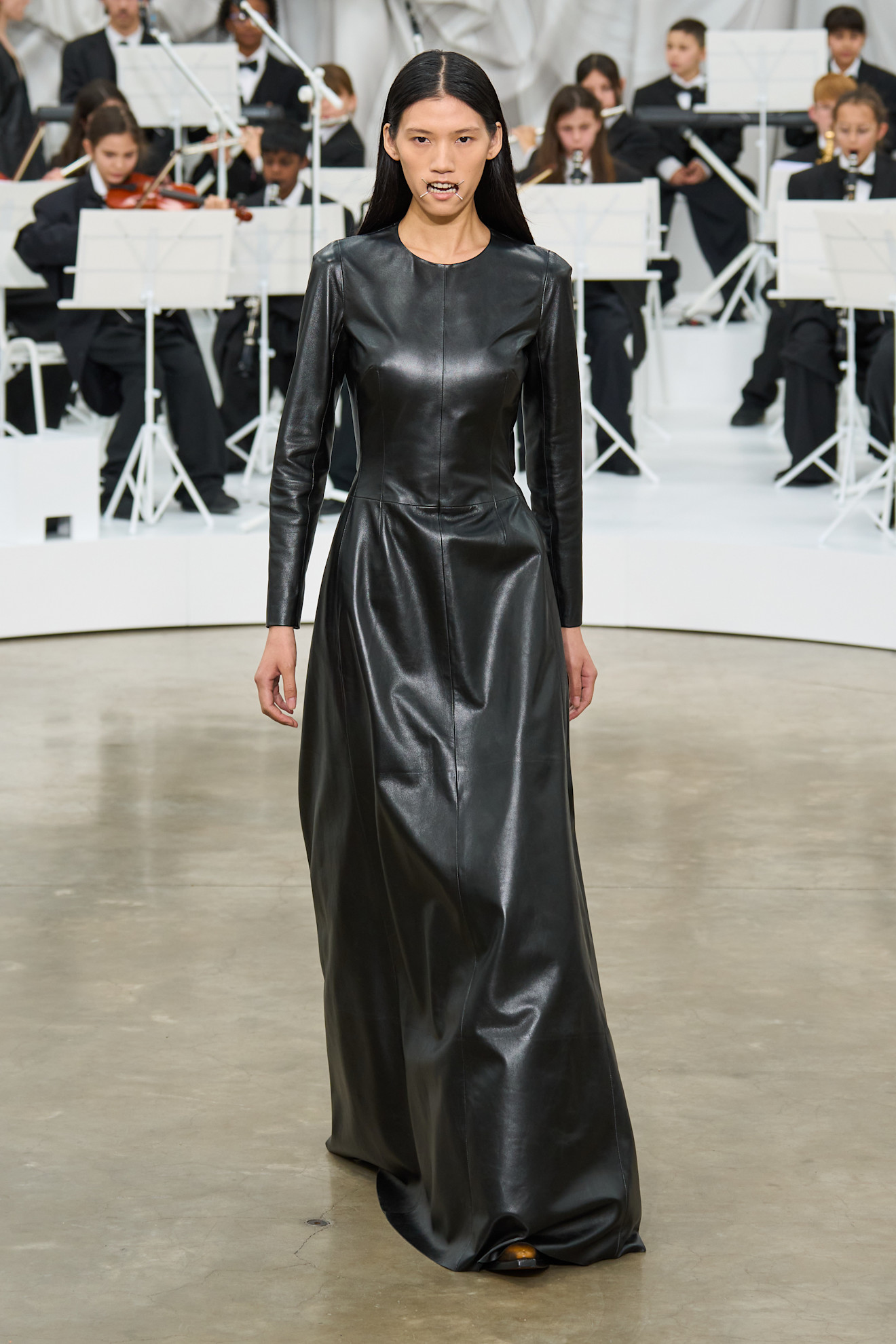 Margielaفستان أسود جلد طويل من