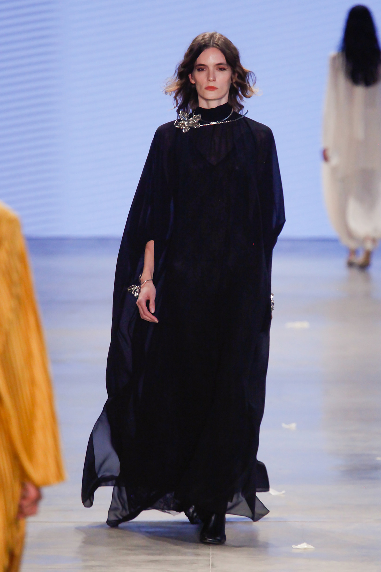 موضة الفساتين المحتشمة باللون الاسود