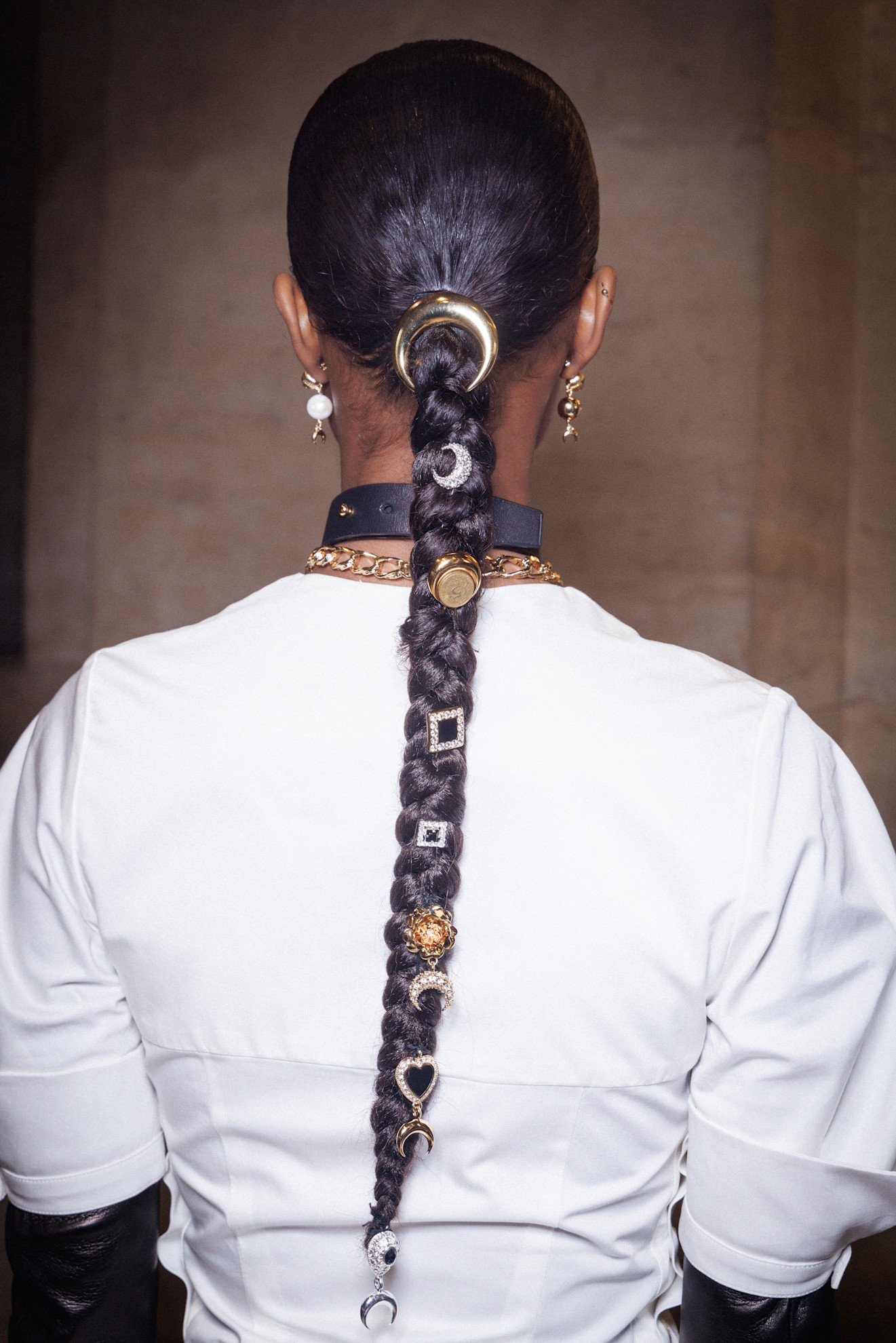 تسريحة الشعر الطويلة مع الضفيرة من دار Marine Serre