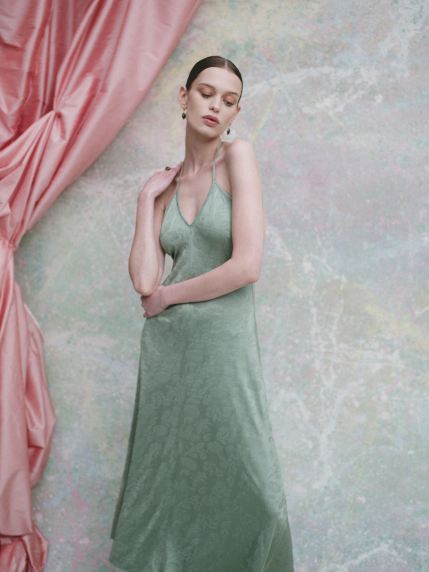 فستان بسيط من الساتان المنقوش باللون الأخضر الباستيل من دار ماركاريان، مناسب لإطلالة مسائية ناعمة