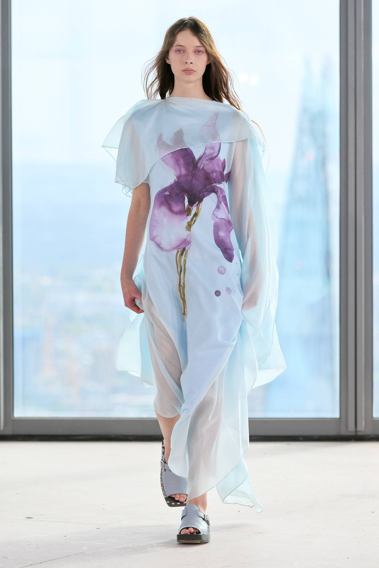 موضة الفساتين المطبعة بالورود مع التول