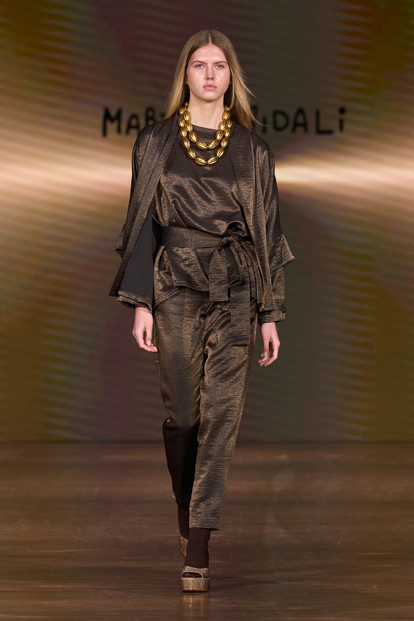 موضة الجمبسوت البني مع الخصر المزموم