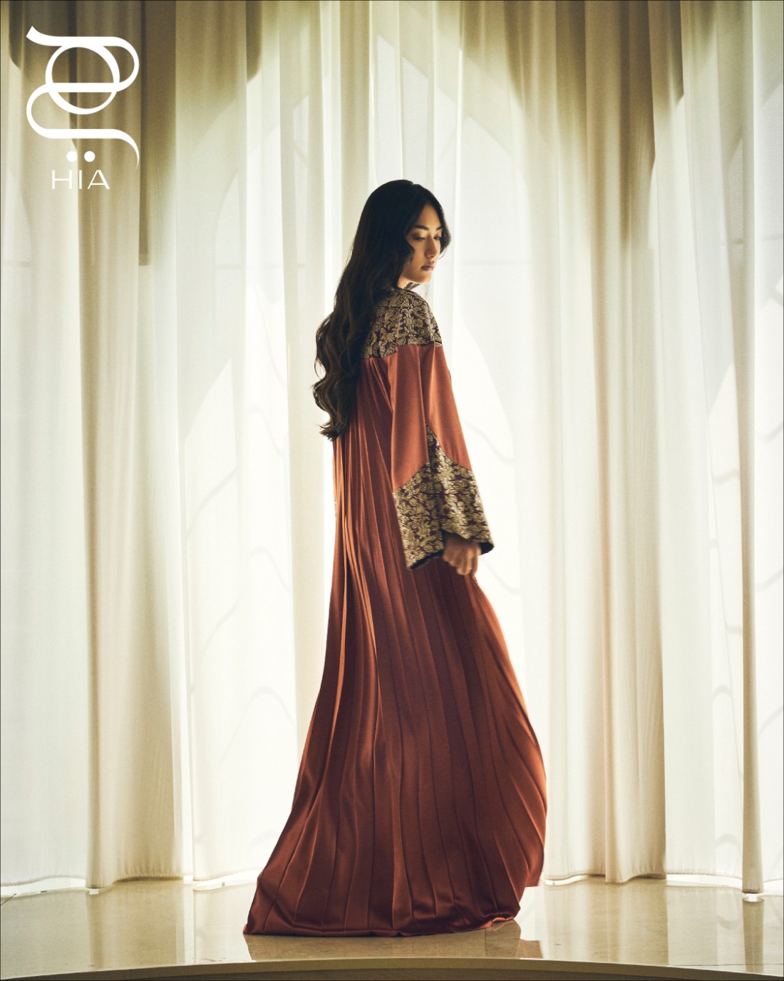 قفطان "تيراكوتا لوكس وواين بوكيه" Terracotta Luxe & Wine Bouquet من مجموعة "ميهيرون" MEHEROON من دار "ماروشيكا" Marushika
