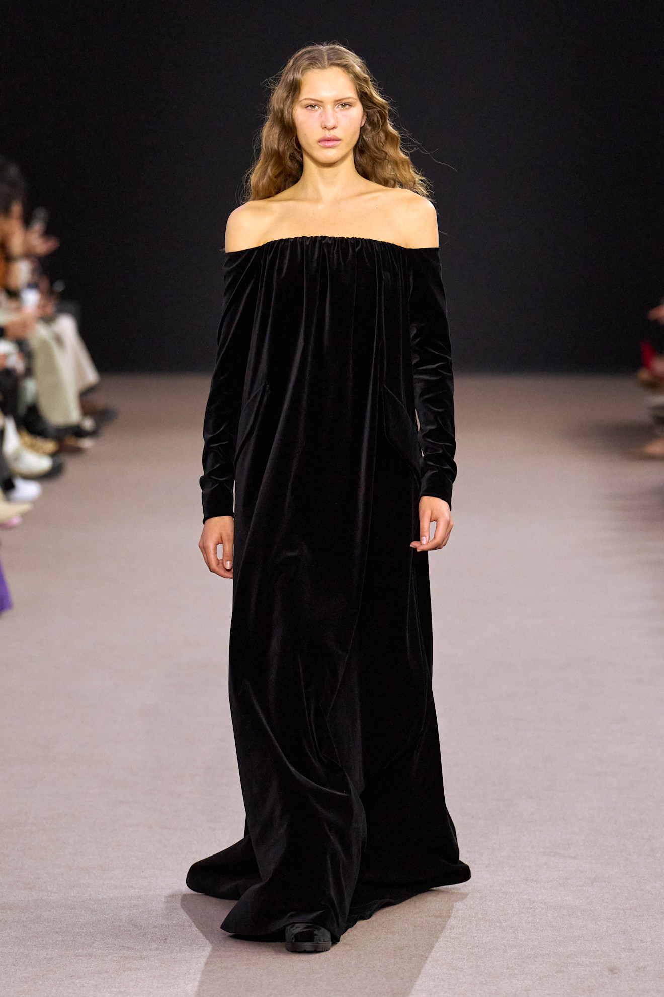 Max Mara أفخم الفساتين من قماش المخمل