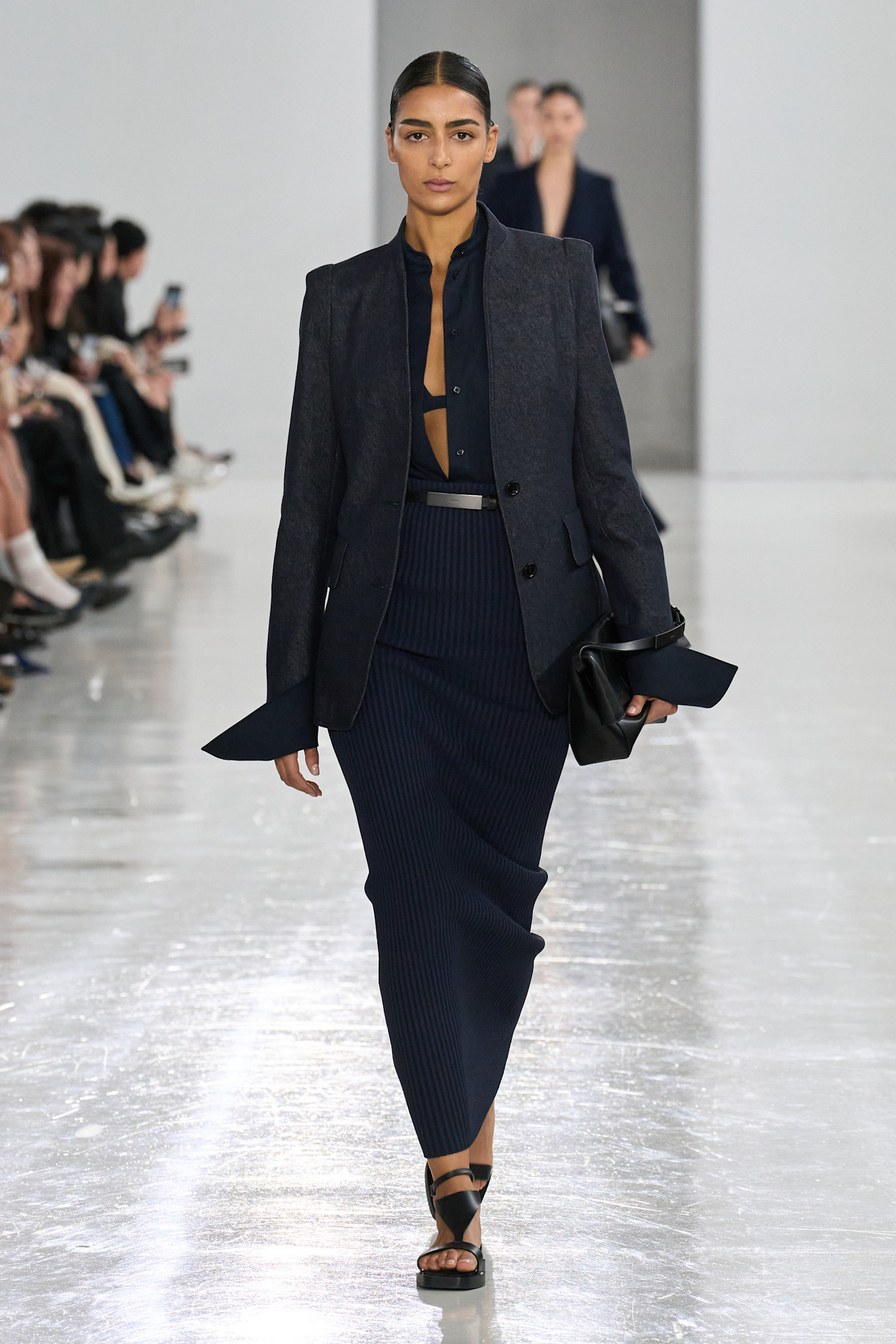 Max Mara إطلالة كلاسيكية باللونين الكحلي والأسود من