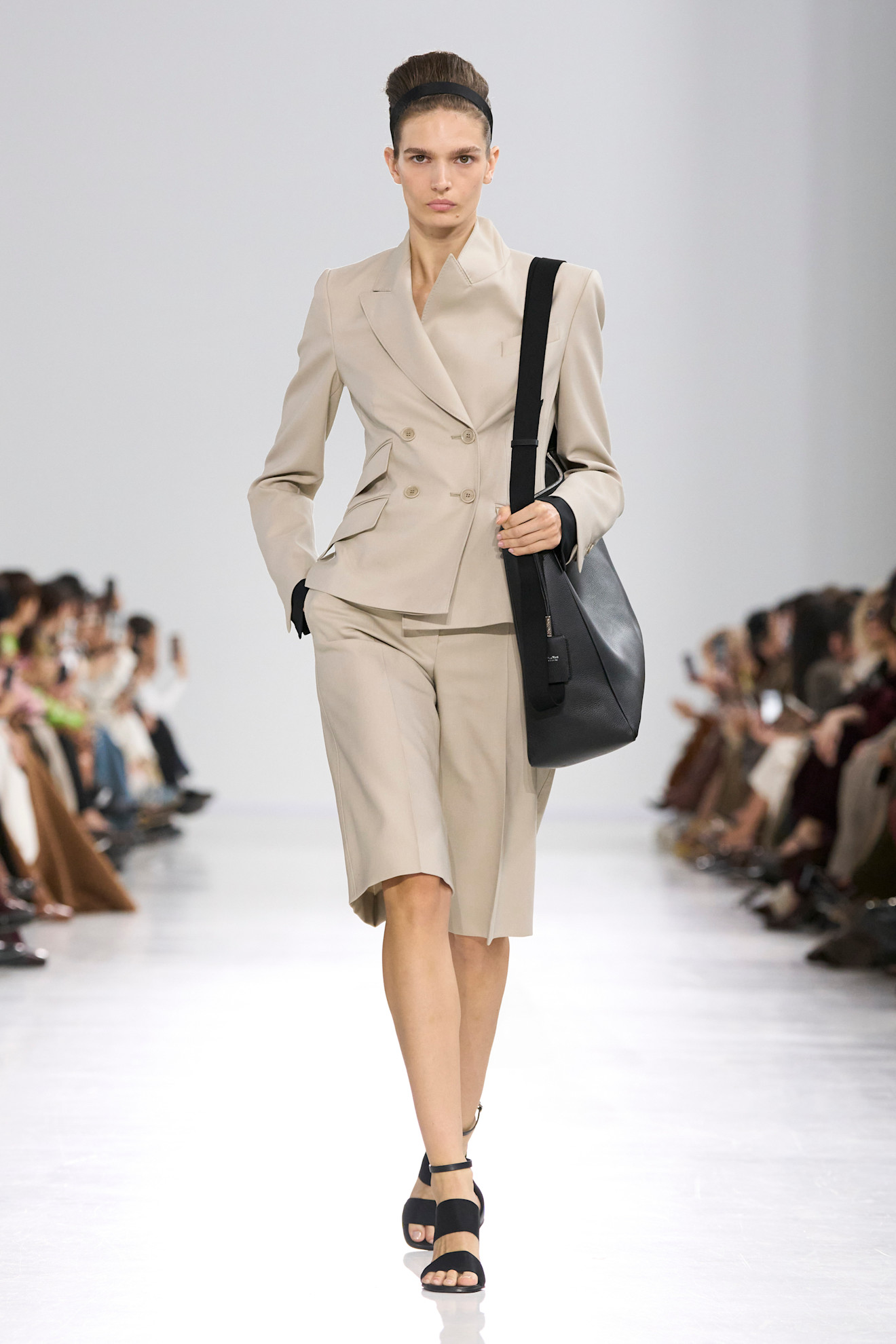 Max Mara الملابس المريحة أولوية في تنسيقات ملابس العمل من