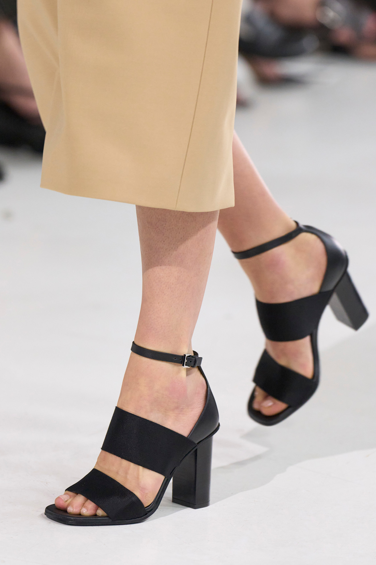 Max Mara يتميز حذاء الكعب العريض بالراحة