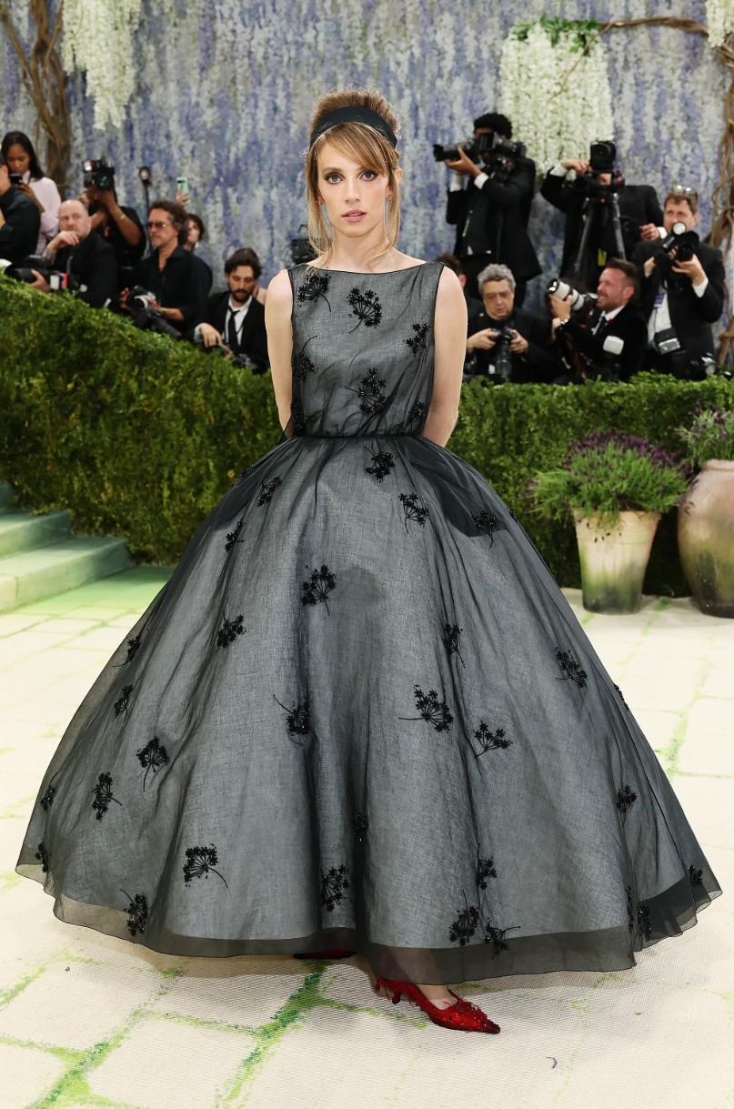 Maya Hawke‏ بفستان من ‏Prada