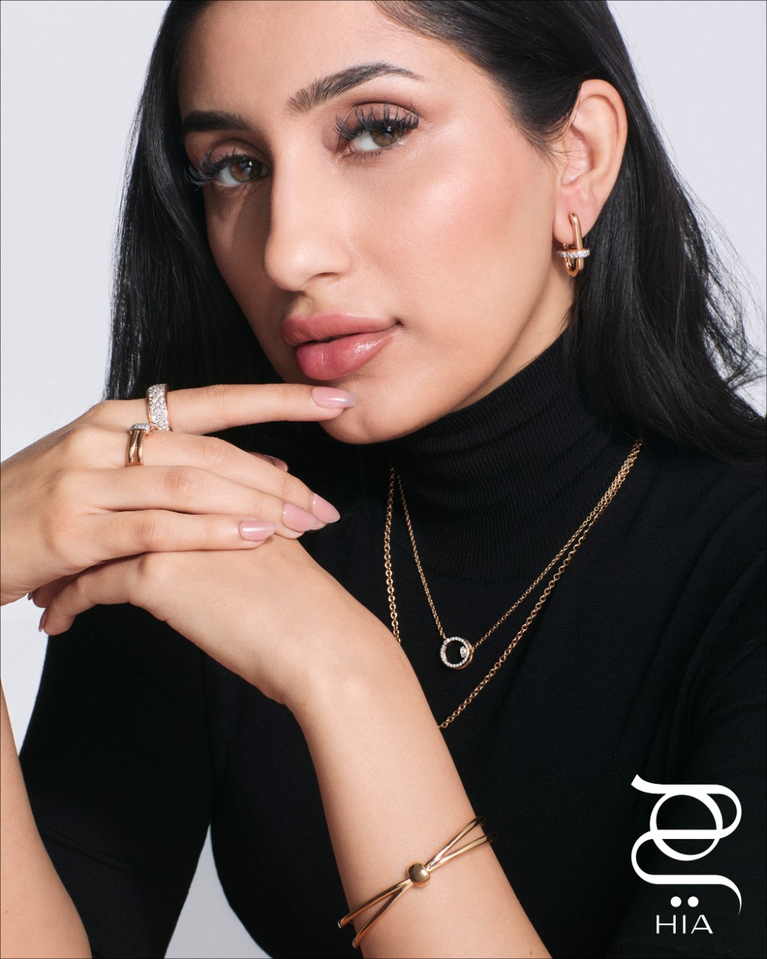 أقراط أذن وخاتم ‏ICONICA‏ بالذهب الوردي والماس قلادتان وخاتم ‏TOGETHER‏ بالذهب الوردي والماس سوار ‏TOGETHER بالذهب الوردي جميع المجوهرات من "بوميلاتو" ‏POMELLATO كنزة بياقة عالية من ‏"ماكس مارا" ‏Max Mara