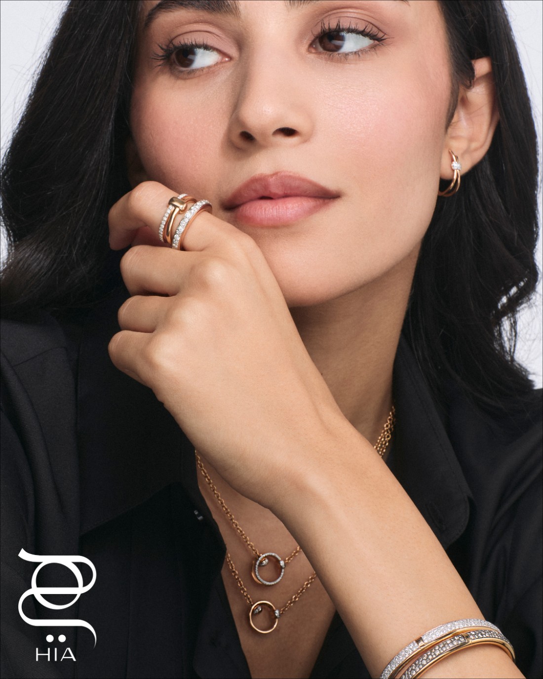 قلادتان وخاتم ‏TOGETHER‏ بالذهب الوردي والماس، من مجموعة ‏ICONICA، أقراط أذن وخاتم وسوار بالذهب ‏الوردي والماس، وسوار بالذهب الوردي والماس البني جميع المجوهرات من "بوميلاتو" ‏POMELLATO، فستان بأسلوب القميص من "ليما" ‏Lymaa